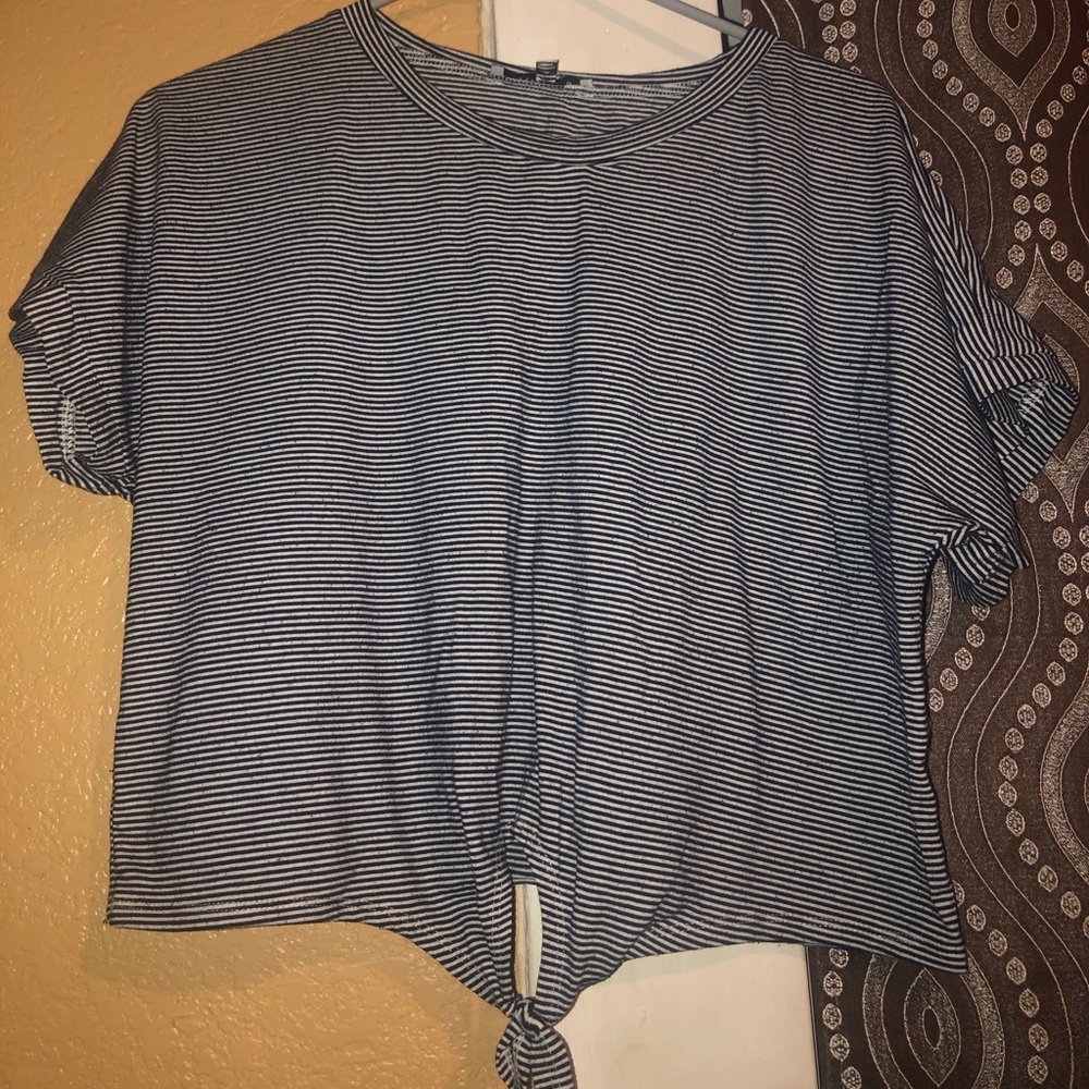🎉2/$5 Cropped front tie shirt